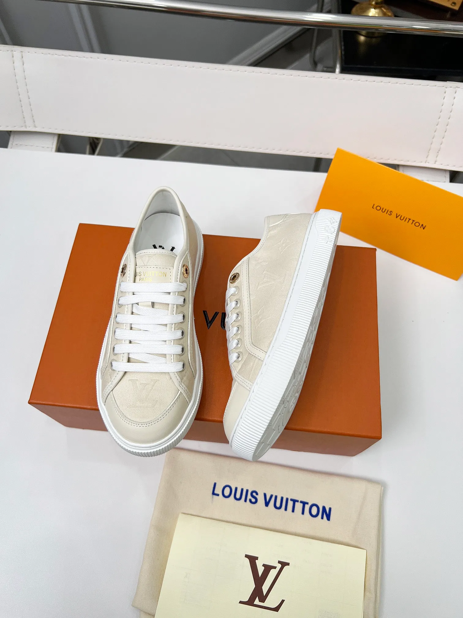 👟👟Ex-factory price 440👟👟 New arrival🆕 The hottest early spring model is coming. LV Lagoon sneakers are made of Monogram denim, injecting a retro flavor into the classic design. Leather trimmings pop out with the Louis Vuitton logo, while stenciled eyelets, trim and laces add to the refined details, and a rubber outsole embellished with Monogram flowers completes the look. Code number: 35~41, multiple colors available! Oil edges + TPU outsole + drawer box packaging